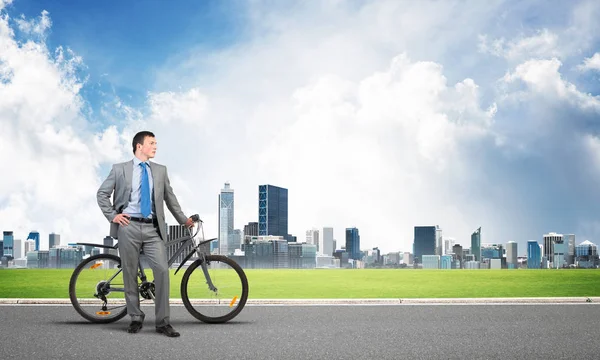 Junger Mann Businessanzug Und Krawatte Steht Mit Fahrrad Auf Einer — Stockfoto