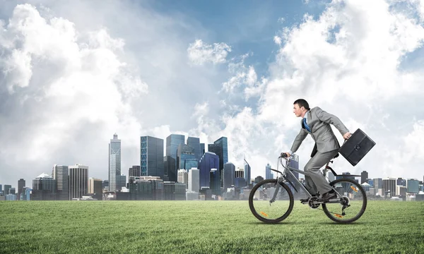 Junger Mann Mit Fahrrad Auf Grünem Gras Geschäftsmann Auf Dem — Stockfoto