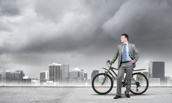 Ein Junger Mann Businessanzug Und Krawatte Steht Mit Fahrrad Auf — Stockfoto