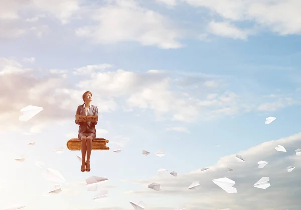 Mujer Bonita Sosteniendo Libro Abierto Volando Cielo Azul Hermosa Chica — Foto de Stock