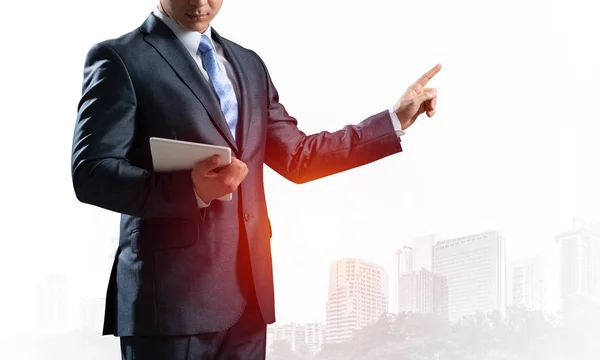 Zijaanzicht van manager in business pak en stropdas — Stockfoto