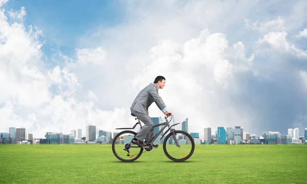 Vista Laterale Uomo Affari Bicicletta Sul Campo Verde Uomo Giacca — Foto Stock