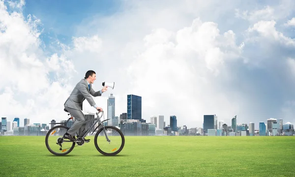 Uomo Affari Con Megafono Bicicletta Nella Giornata Sole Campagna Marketing — Foto Stock