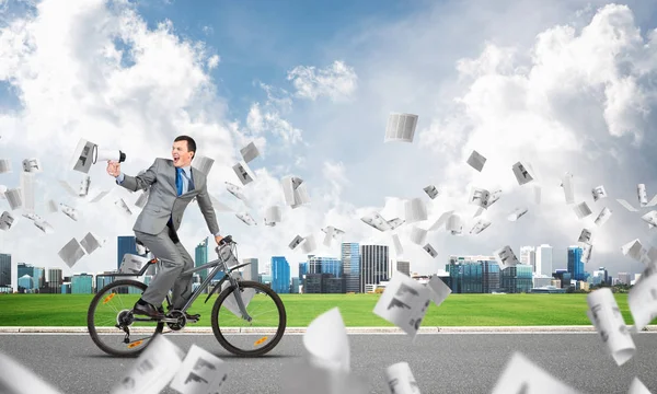 Empresario Con Megáfono Mano Bicicleta Bajo Caída Documentos Papel Promoción — Foto de Stock