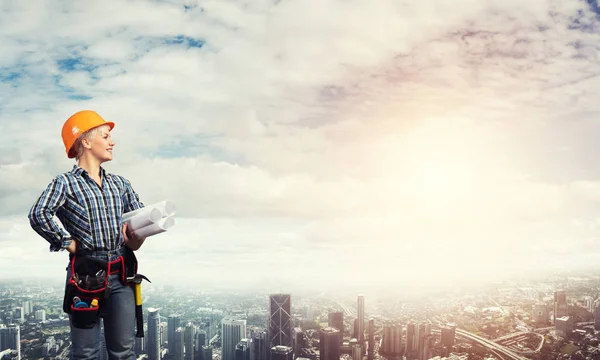 Ingeniera Mujer Con Plano Paisaje Moderno Ciudad — Foto de Stock