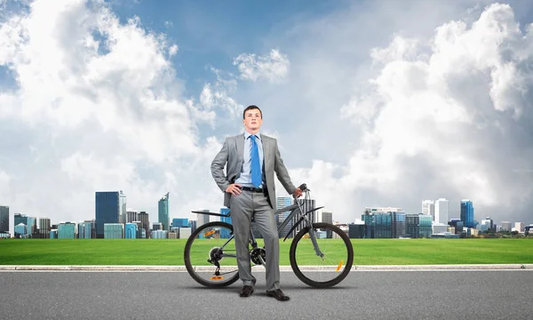 Joven Hombre Vistiendo Traje Negocios Corbata Pie Carretera Asfalto Con — Foto de Stock