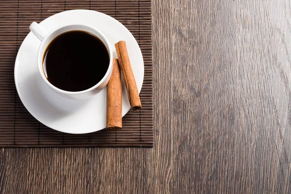 Taza de café negro sobre mesa de madera —  Fotos de Stock