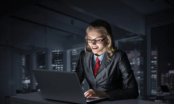 Charmante Geschäftsfrau Sitzt Schreibtisch Und Arbeitet Laptop Lächeln Mädchen Business — Stockfoto