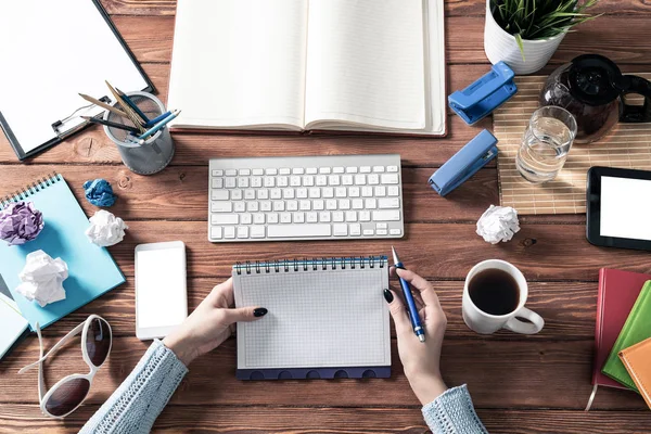 Freelancer mulher trabalhando no computador . — Fotografia de Stock