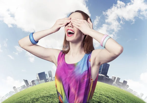 Rousse belle femme avec les mains couvrant les yeux — Photo