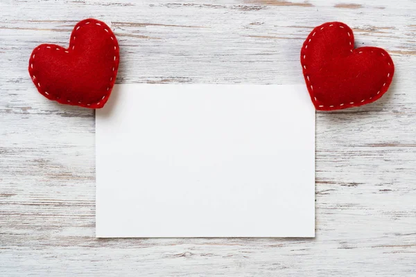 Boş kağıt ve kırmızı aşk kalpleri sayfası — Stok fotoğraf