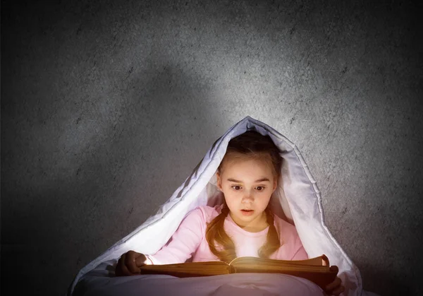 Menina Absorvida Lendo Livro Cama Antes Dormir Miúdo Bonito Com — Fotografia de Stock