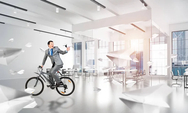 Άντρας Στο Επιχειρηματικό Κουστούμι Που Καβαλάει Ποδήλατο Στην Αίθουσα Συνεδριάσεων — Φωτογραφία Αρχείου