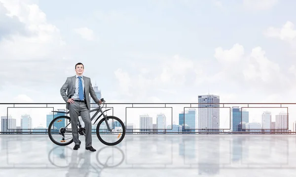 Glücklicher Mann Businessanzug Der Auf Dem Balkon Mit Fahrrad Steht — Stockfoto