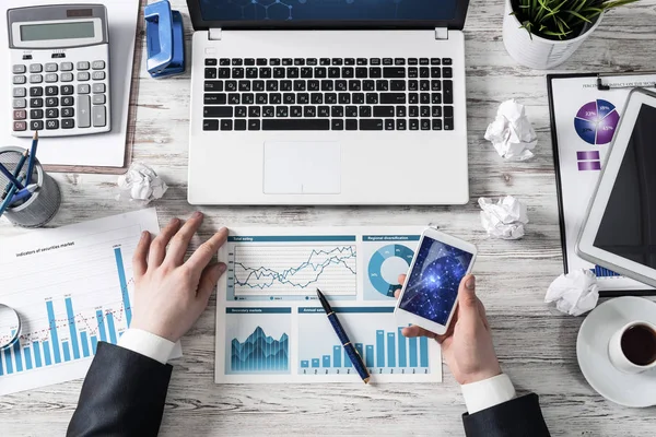 Empresario usando smartphone en el escritorio de la oficina — Foto de Stock