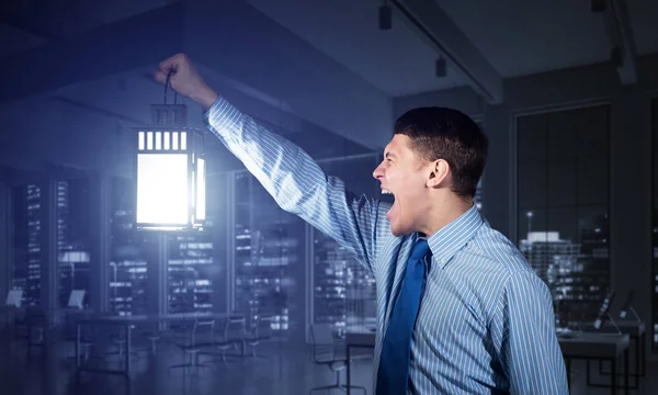 Schreiender Geschäftsmann Mit Glühender Laterne Hintergrund Des Büroinnenraums Seitenansicht Eines — Stockfoto