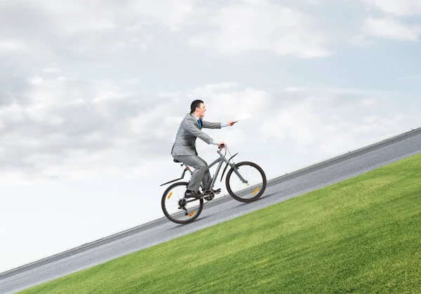 Empresario Con Documentos Papel Mano Que Cuesta Arriba Bicicleta Servicio — Foto de Stock