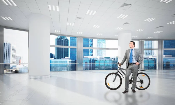 Homem Sorridente Terno Negócios Com Bicicleta Confortável Sala Conferências Empresário — Fotografia de Stock