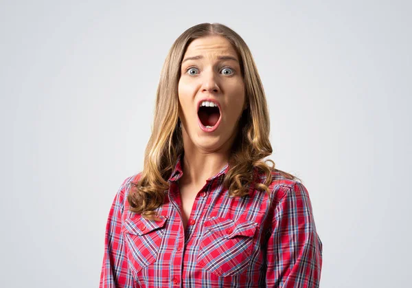 Scared young woman screaming with panic — Stock Photo, Image