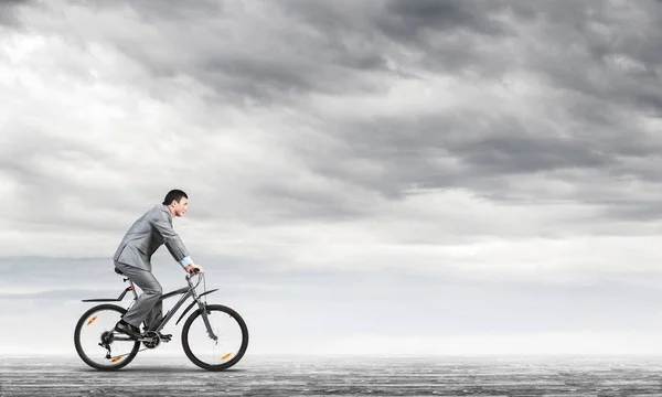 Geschäftsmann Der Mit Dem Fahrrad Zur Arbeit Pendelt Mann Businessanzug — Stockfoto