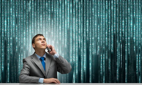 Jovem Falando Telefone Olhando Para Cima Empresário Sentado Mesa Segundo — Fotografia de Stock