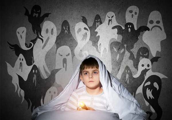 Litet Barn Med Ficklampa Gömmer Sig Filt Halloween Skrämmande Spöklika — Stockfoto