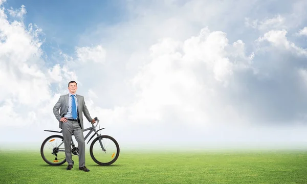 Hombre Joven Traje Negocios Gris Corbata Pie Sobre Hierba Verde — Foto de Stock