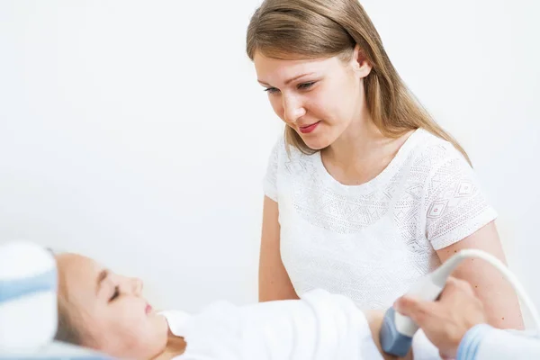 Familienpflegekonzept Mit Mutter Und Tochter Der Klinik Medizinische Untersuchung Des — Stockfoto