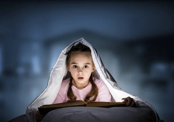 Menina Lendo Histórias Mágicas Cama Antes Dormir Uma Criança Bonita — Fotografia de Stock