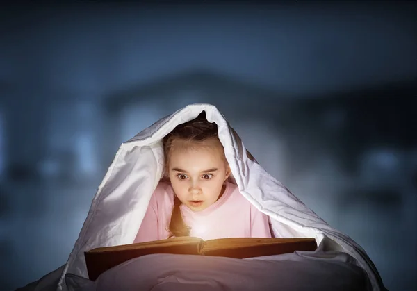Lefoglalt Kislány Aki Könyvet Olvas Lefekvés Előtt Csinos Kölyök Zseblámpával — Stock Fotó