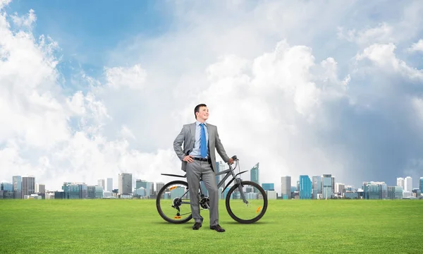 Hombre Caucásico Bien Parecido Traje Negocios Posando Prado Verde Con — Foto de Stock