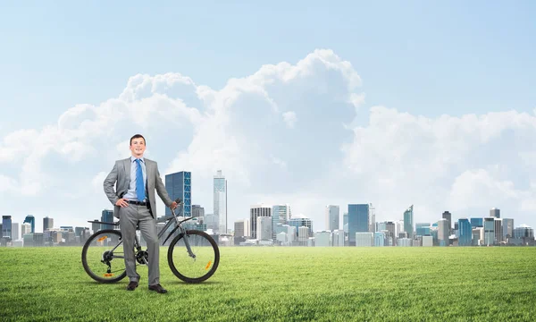 Hombre Sonriente Traje Negocios Corbata Pie Sobre Hierba Verde Con — Foto de Stock