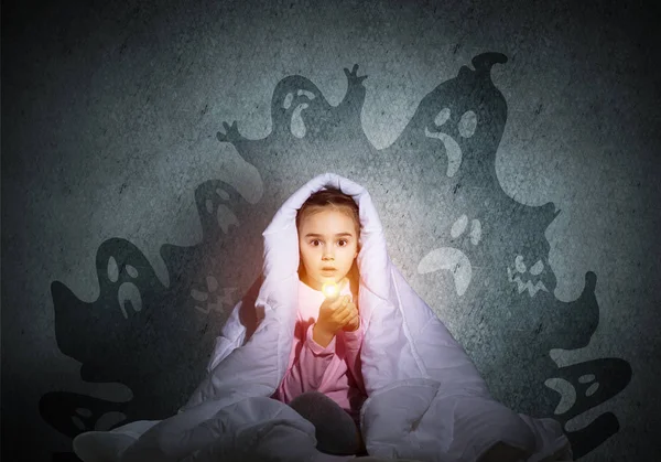 Menina Surpresa Com Lanterna Escondida Sob Cobertor Miúdo Espantoso Sentado — Fotografia de Stock