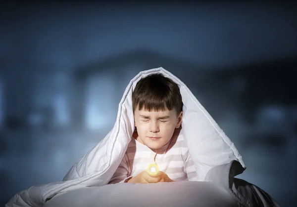 Niño Asustado Con Linterna Escondida Debajo Manta Niño Asustado Con — Foto de Stock