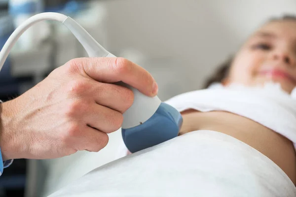 Examen Médico Una Niña Pequeña Mediante Equipo Ultrasonido Sonógrafo Moviendo —  Fotos de Stock