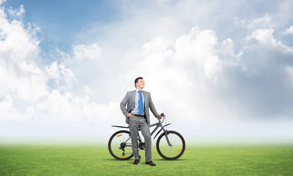 Hombre Negocios Sonriente Con Bicicleta Fondo Del Cielo Azul Nublado — Foto de Stock