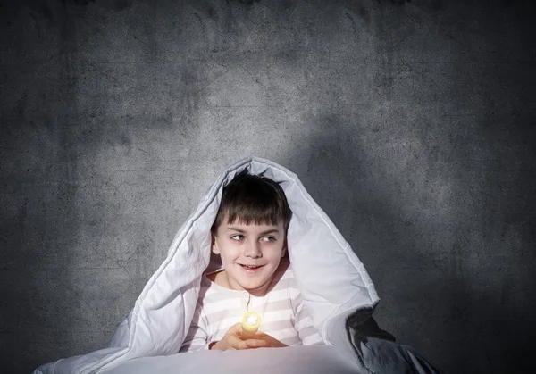 Happy Child Med Ficklampa Gömmer Sig Filt Leende Unge Ligger — Stockfoto