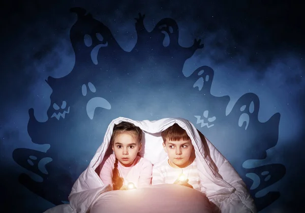 Crianças Assustadas Pijama Com Lanternas Escondidas Debaixo Cobertor Miúdos Assustados — Fotografia de Stock