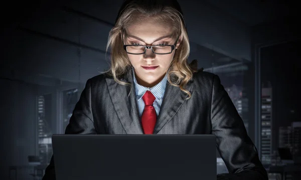 Portrait Une Femme Affaires Concentrée Dans Des Lunettes Assise Bureau — Photo