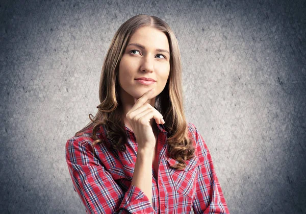 Lachende Jonge Vrouw Die Kin Aanraakt Omhoog Kijkt Emotioneel Mooi — Stockfoto