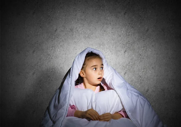 Испуганная Девушка Прячется Одеялом Испуганный Ребенок Лежит Дома Постели Страх — стоковое фото