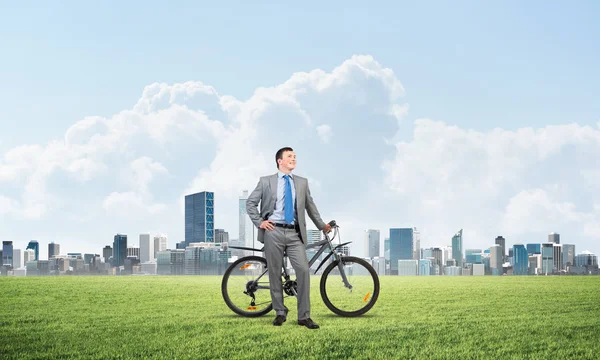 Agradable Hombre Traje Negocios Corbata Pie Sobre Hierba Verde Con — Foto de Stock