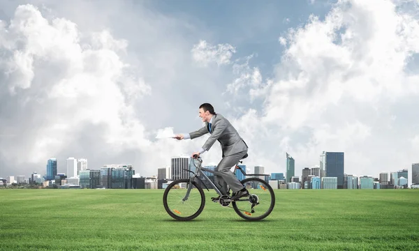 Uomo Affari Con Documenti Cartacei Mano Bicicletta Servizio Espresso Scartoffie — Foto Stock