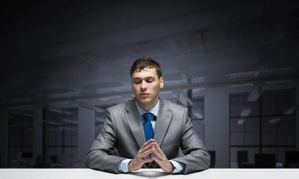 Der Junge Mann Faltete Die Hände Und Hatte Ein Ernstes — Stockfoto