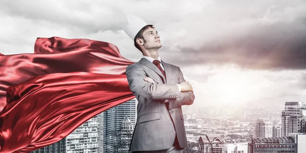 Begreppet makt och framgång med affärsman superhjälte i storstaden — Stockfoto