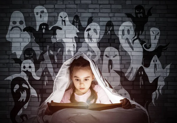 Elmerengett Kislány Olvasás Könyvet Ágyban Mielőtt Aludni Kid Pizsama Zseblámpa — Stock Fotó