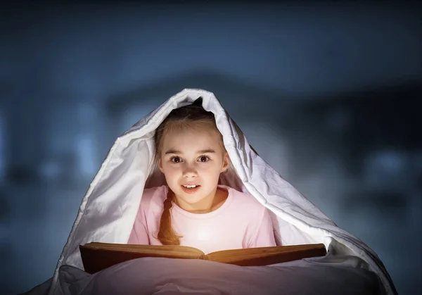 Szczęśliwa Dziewczynka Czyta Ciekawe Książki Łóżku Dobranocce Piękne Dziecko Latarką — Zdjęcie stockowe