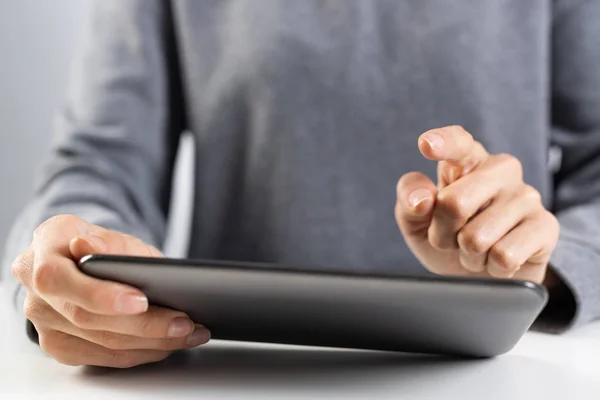 Woman using tablet computer for stock trading — Stock Photo, Image