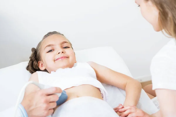 超声医生在医院检查小女孩的腹部 超声诊断临床应用中的腹腔诊断 特写小女孩躺在床上 医疗中心的母亲和女儿 — 图库照片