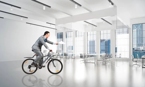 Geschäftsmann Mit Papierdokumenten Der Hand Auf Dem Fahrrad Buchhalter Businessanzug — Stockfoto